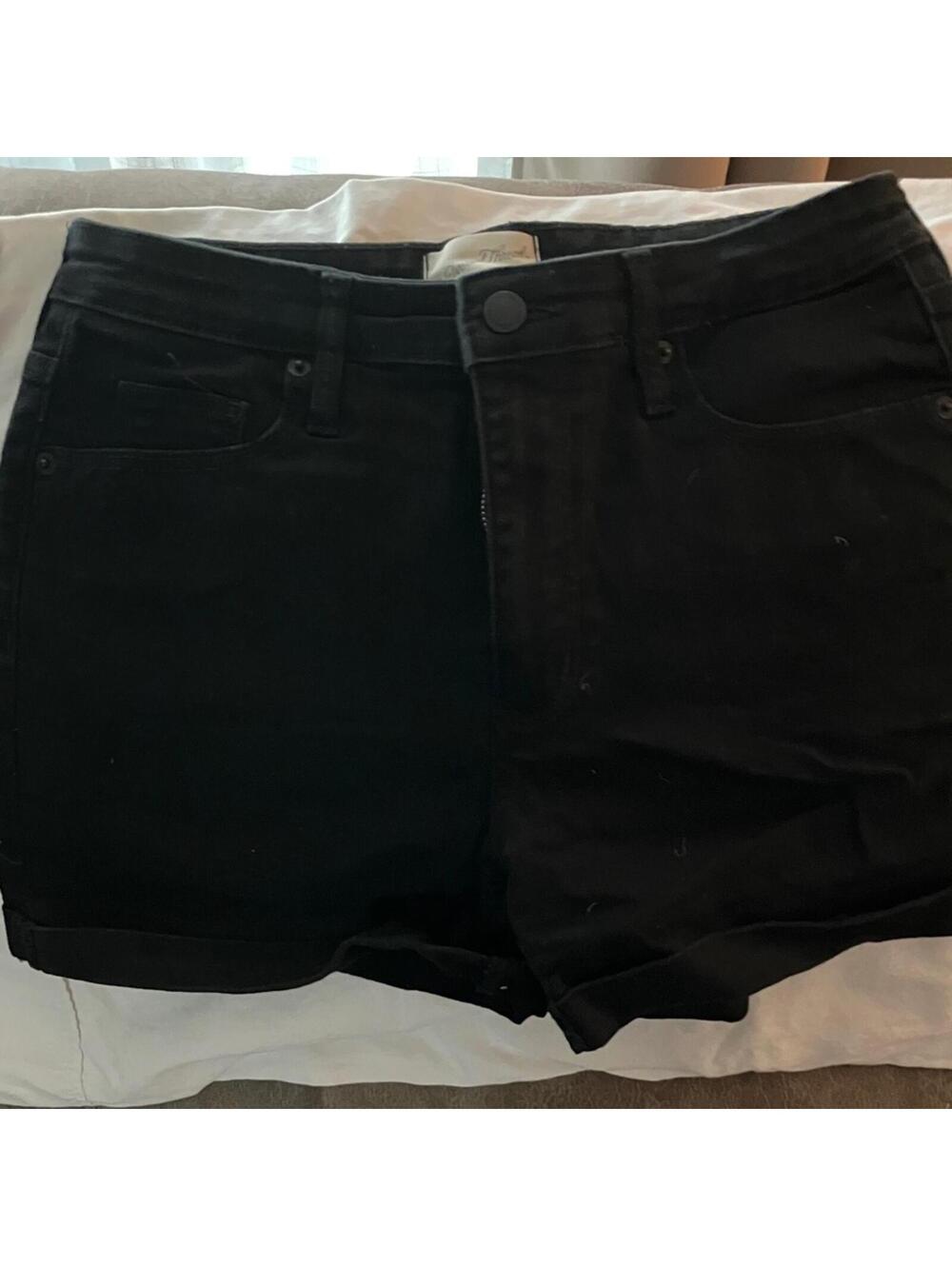 Pre-Loved Universal Thread Women's Black Jean Shorts